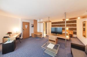 科特布斯科特布斯赛格拉本酒店的酒店客房设有电视和床。