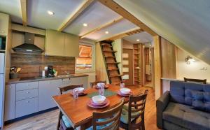 佐尔尼耶戈迪Betlehem Resort的厨房以及带木桌和椅子的用餐室。