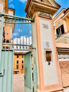 罗马Eccelso Suites的绿色门的建筑物入口