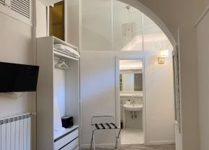 罗马Eccelso Suites的一间带水槽和镜子的小浴室