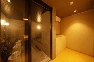 京都Towa Ryokan的浴室设有2个卫生间和玻璃门