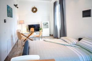 日科德尔格尔福迪艾斯La Casetta的白色卧室配有床和桌子