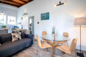 日科德尔格尔福迪艾斯La Casetta的客厅配有桌子和沙发