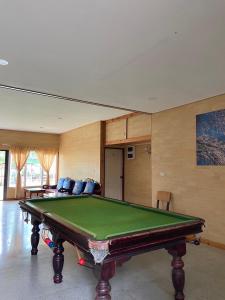 七岩Loongmun Beach的客厅配有台球桌