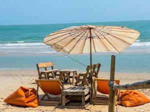 七岩Loongmun Beach的海滩上的桌椅和遮阳伞