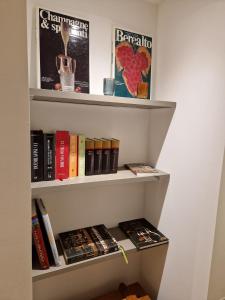 Dario Coos srl - Azienda vinicola的书架上满是书,紧靠在墙上
