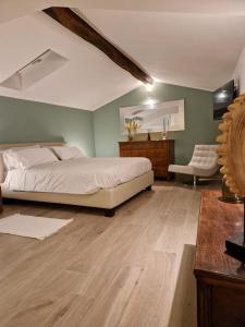 Dario Coos srl - Azienda vinicola的一间卧室配有一张床和一把椅子