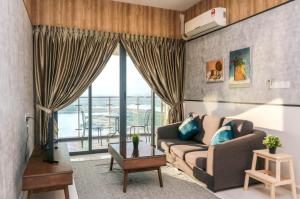 新山Country Garden Danga Bay @ UHA的带沙发和大窗户的客厅