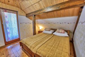 佐尔尼耶戈迪Betlehem Resort的一间卧室设有一张带木制天花板的大床