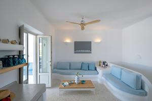 纳乌萨Angels Villas - Prime Concept的客厅配有蓝色的沙发和桌子
