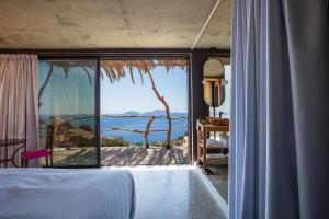 阿基欧斯帕夫洛斯Muar Suites的卧室设有窗户,享有海景。