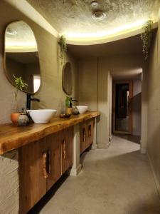 阿拉尼亚Ozgur Bey Spa Hotel的浴室设有2个水槽和2面镜子