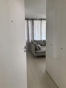 洛迦诺Dolcevita Locarno的白色的客厅配有沙发和窗户