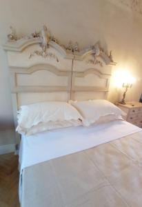 阿夸维瓦皮切纳Hotel Oviv dimora del borgo的白色的床、白色床头板和白色枕头