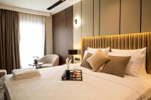 库萨达斯MONALİSA HOTELS的一间卧室配有一张大床和大床头板