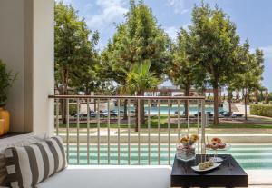 维拉摩拉Anantara Vilamoura Family Friendly的客厅配有白色沙发,享有游泳池的景色