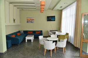 都拉斯Vila Namiku的客厅配有沙发和桌椅