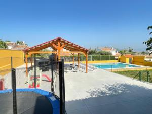 阿尔豪林德拉托里Villa Rio Salado的一个带游泳池和凉亭的游乐场