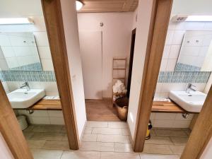 卡姆尼克波德斯卡卢住宿加早餐酒店的浴室设有2个水槽和2面镜子