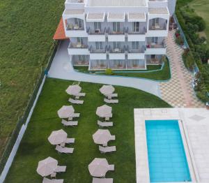 普拉坦斯Pinelopi Hotel的享有带游泳池和椅子的度假村的顶部景致