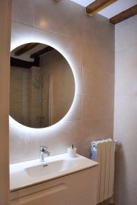 莱萨卡Peritxenea Landa Apartamentuak的一间带水槽和镜子的浴室