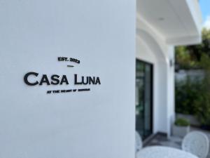 曼谷Casa Luna的建筑物一侧的标志