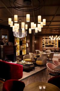 斯特拉斯堡Maison Rouge Strasbourg Hotel & Spa, Autograph Collection的大堂设有桌椅和吊灯。
