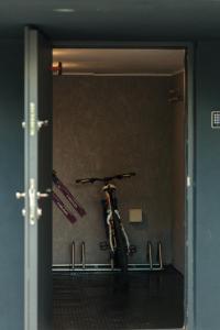 杜什尼基-兹德鲁伊Campo Resort的停在有门廊的房间的自行车