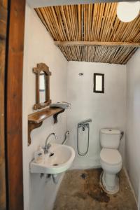 PalaiokastroAKTI ARGO的一间带卫生间和水槽的浴室
