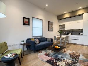 伦敦Mirabilis Apartments - Bayham Street的客厅配有沙发和桌子