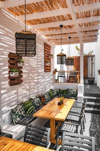 纳乌萨Piperaki Project的一间带木桌和椅子的用餐室