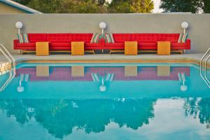 坦培坦培毕业生酒店的游泳池旁的红色沙发