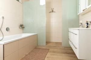 克拉根福桑德沃斯酒店的带浴缸和盥洗盆的浴室
