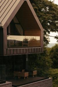 杜什尼基-兹德鲁伊Campo Resort的带阳台的房子,上面设有长凳