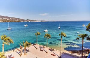 帕尔马诺瓦Leonardo Royal Hotel Mallorca的享有棕榈树和船只海滩的景致