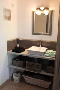 布尔圣昂代奥AU MAS D'EMMA的一间带水槽和镜子的浴室