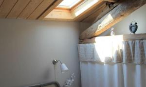 布尔圣昂代奥AU MAS D'EMMA的带淋浴帘和窗户的浴室