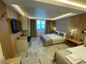GhimbavHotel RK的酒店客房设有两张床和一台平面电视。