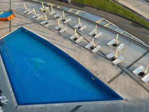 内塞伯尔Sea View Private Studio Paradiso B 508的享有蓝色游泳池的顶部景致,配有椅子
