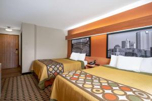 哥伦布哥伦布西速8酒店的酒店客房设有两张床和大窗户。
