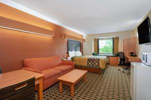 哥伦布哥伦布西速8酒店的酒店客房设有一张沙发和一张床