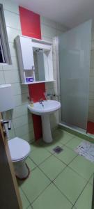 博尔Apartmani AMB STIL的浴室配有白色水槽和卫生间。