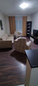 博尔Apartmani AMB STIL的客厅配有两张沙发和一台电视