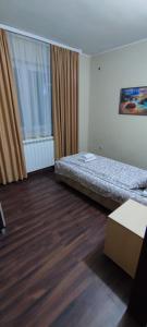 博尔Apartmani AMB STIL的酒店客房设有床和窗户。