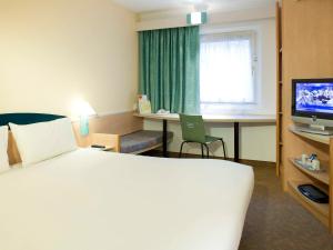 赫尔赫尔市中心宜必思酒店的酒店客房配有一张床、一张书桌和一台电视。