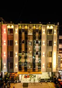 新德里Hotel Krishna Deluxe-By RCG Hotels的一座在晚上有灯的大建筑