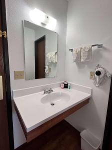格伦代夫SureStay by Best Western Glendive Yellowstone River的浴室设有白色水槽和镜子