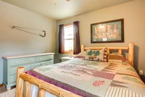 Pet-Friendly Wisconsin Cabin on Lake with Fire Pit!的一间卧室设有一张木床和一个窗户。