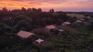 赫卢赫卢韦Hluhluwe Bush Camp的地面上一组房屋的空中景观