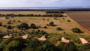 赫卢赫卢韦Hluhluwe Bush Camp的田野中建筑农场的空中景观